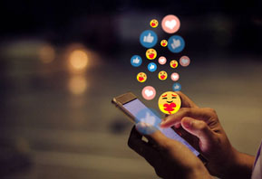 Imagen de manos con telefonos y simbolos de las redes sociales